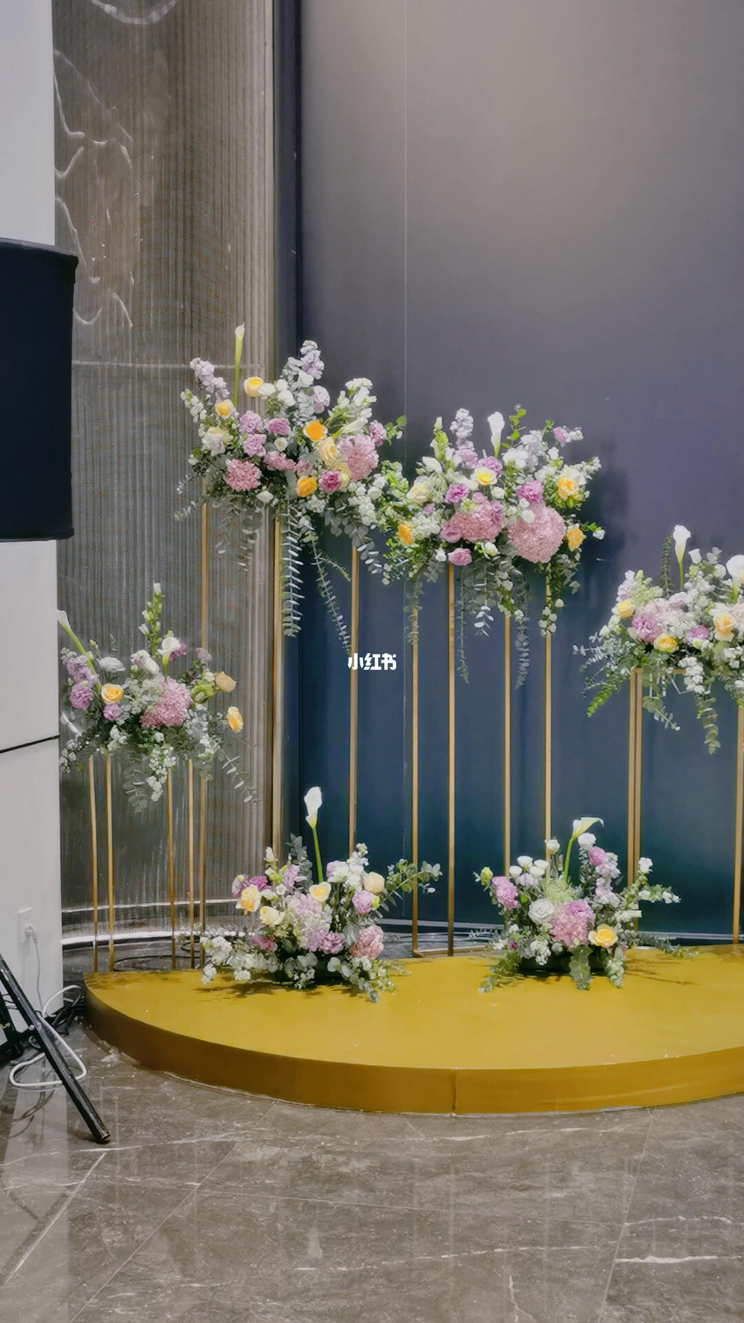 新昌会场鲜花舞台布置的艺术与巧思