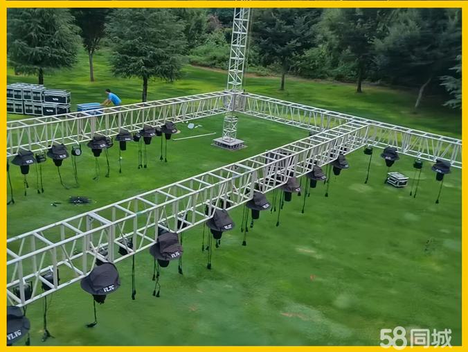 专业会议舞台搭建全攻略 从桁架喷绘到灯光音响一站式解决方案